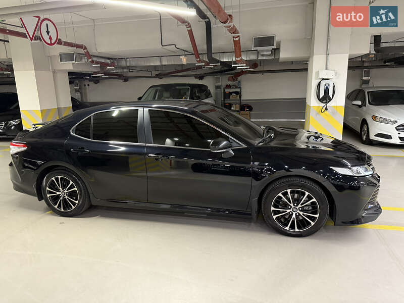 Седан Toyota Camry 2018 в Киеве