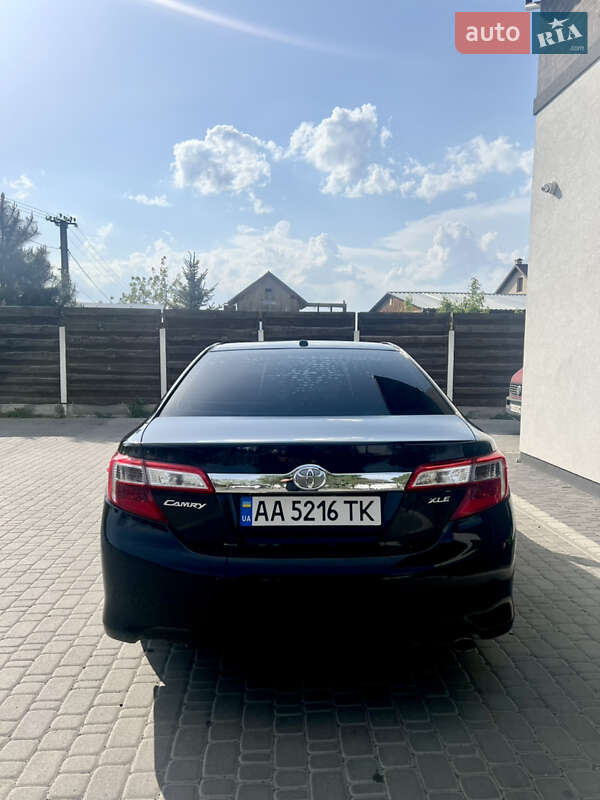 Седан Toyota Camry 2013 в Петропавловской Борщаговке