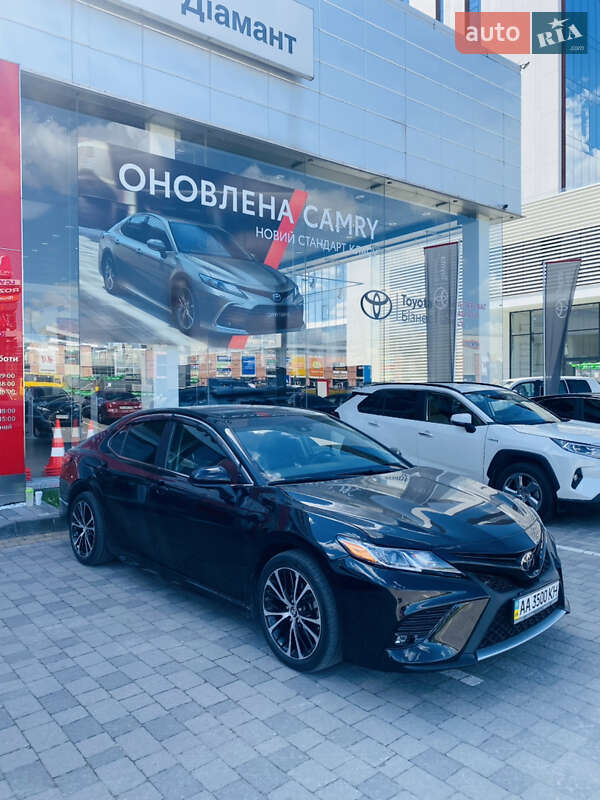 Седан Toyota Camry 2018 в Львове