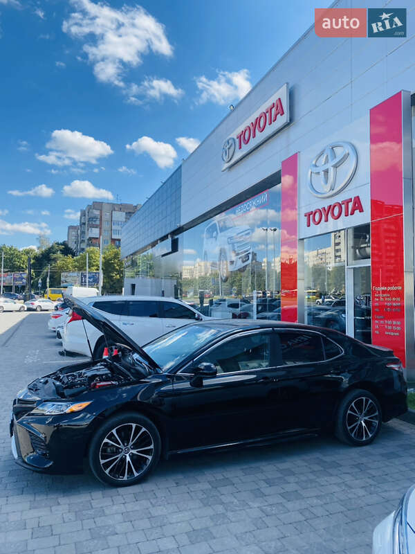 Седан Toyota Camry 2018 в Львове