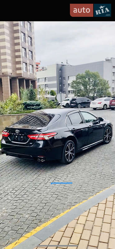 Седан Toyota Camry 2018 в Львове
