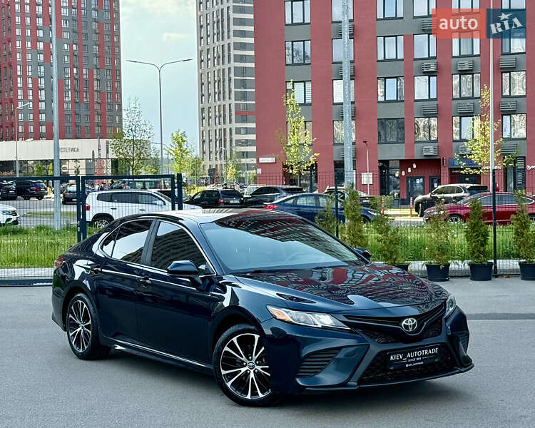 Седан Toyota Camry 2018 в Києві