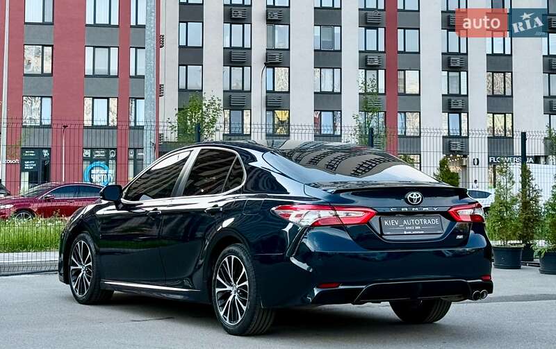 Седан Toyota Camry 2018 в Києві