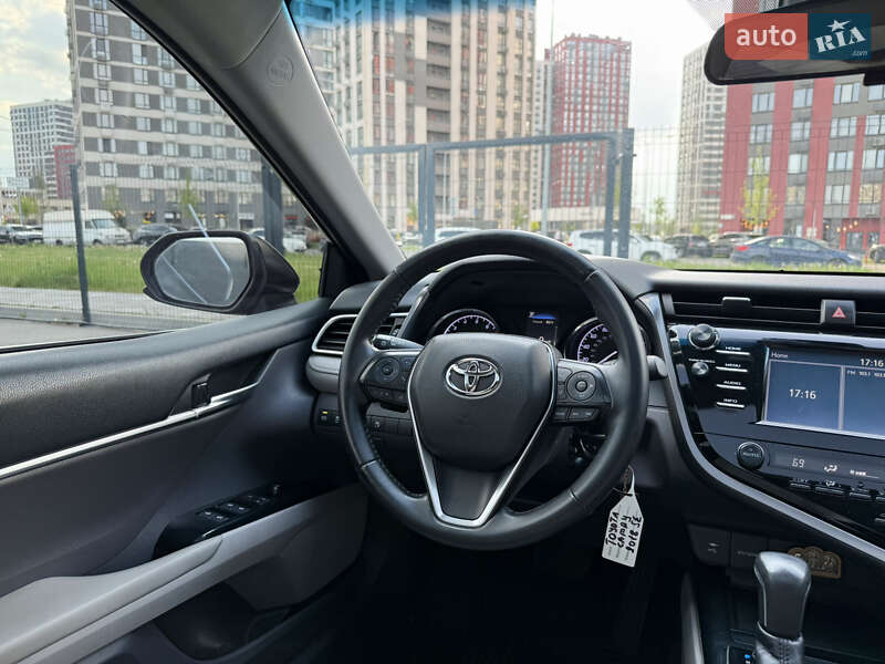 Седан Toyota Camry 2018 в Києві