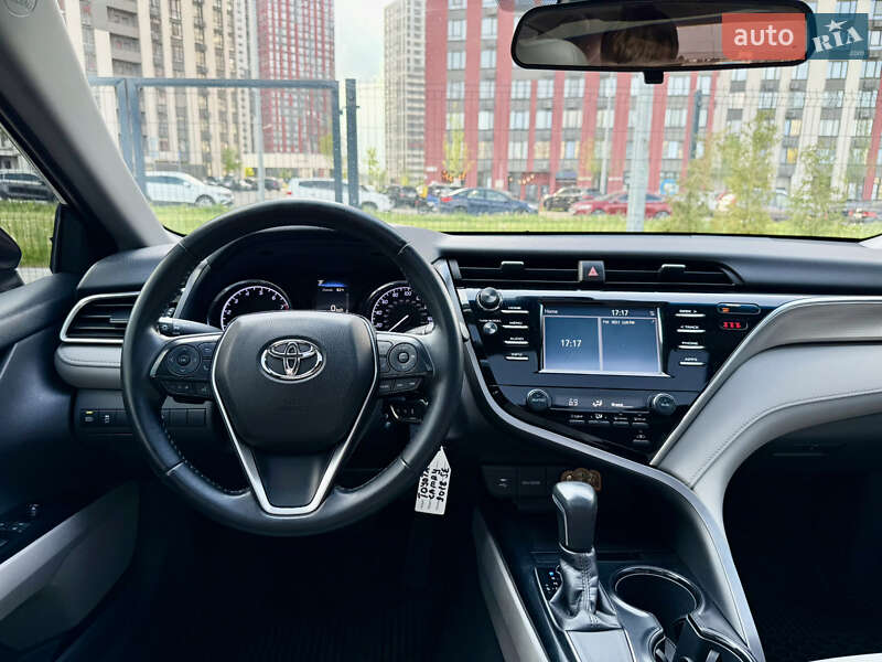 Седан Toyota Camry 2018 в Києві