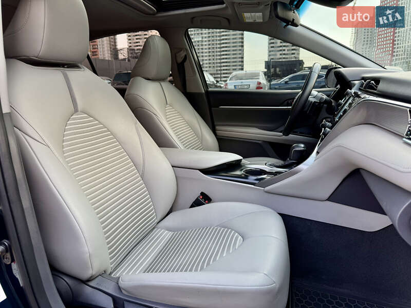 Седан Toyota Camry 2018 в Києві