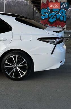 Седан Toyota Camry 2017 в 