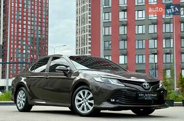 Седан Toyota Camry 2019 в Киеве