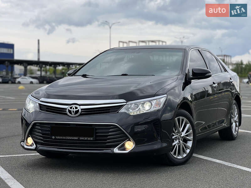 Седан Toyota Camry 2016 в Киеве