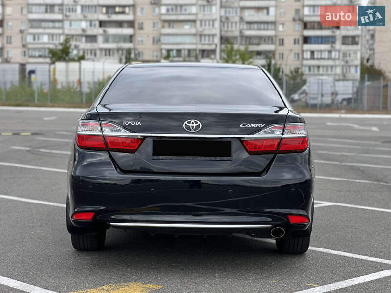 Седан Toyota Camry 2016 в Киеве