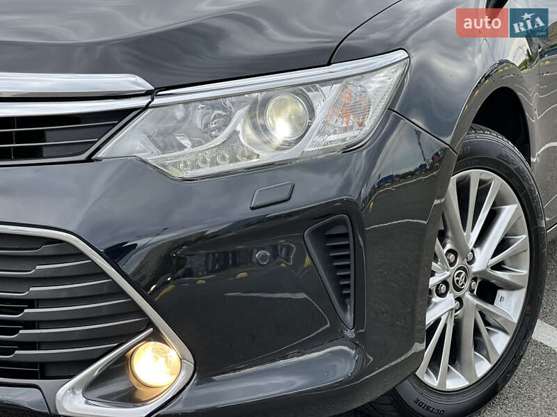 Седан Toyota Camry 2016 в Киеве