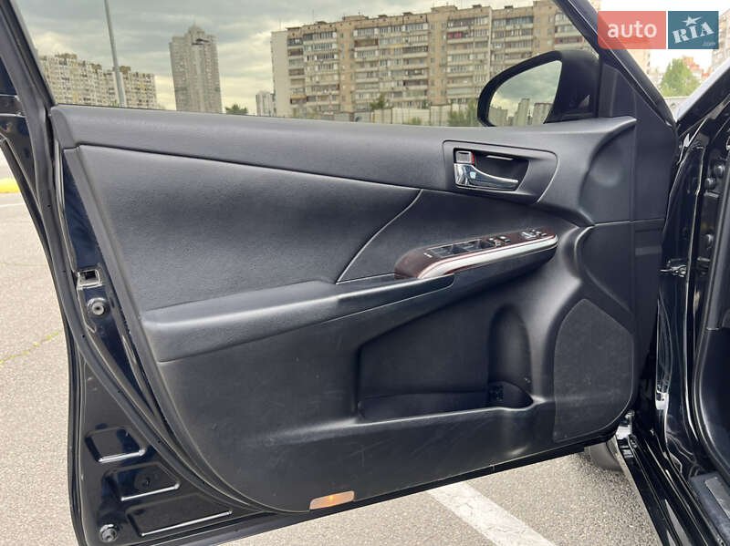 Седан Toyota Camry 2016 в Киеве