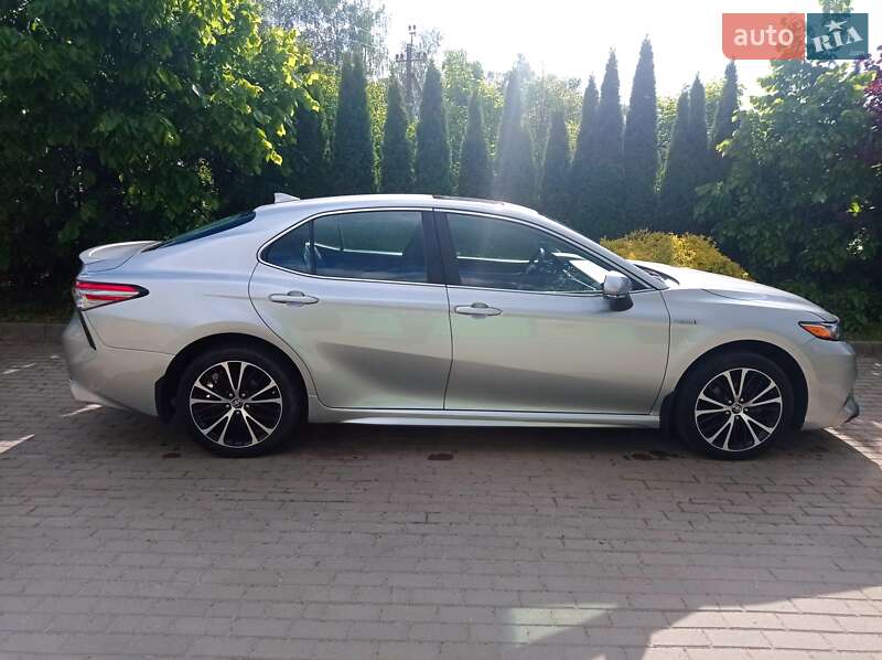 Седан Toyota Camry 2018 в Львове