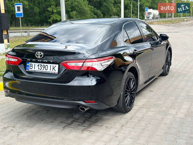 Седан Toyota Camry 2018 в Полтаве