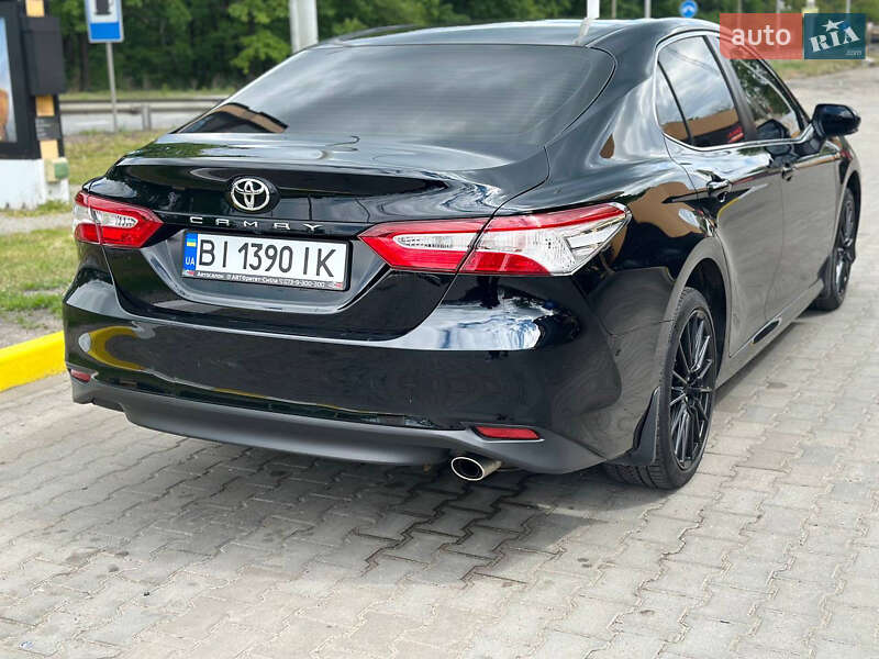Седан Toyota Camry 2018 в Полтаве