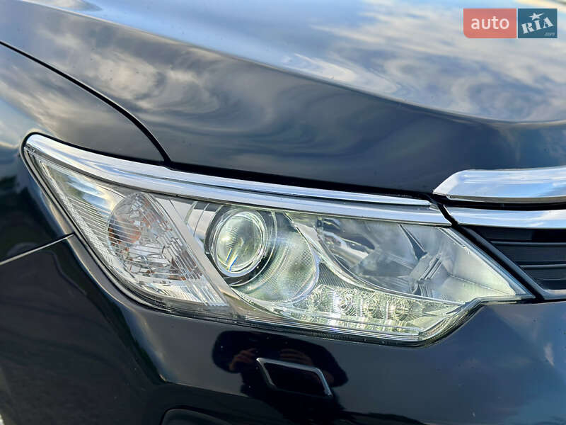 Седан Toyota Camry 2015 в Сумах