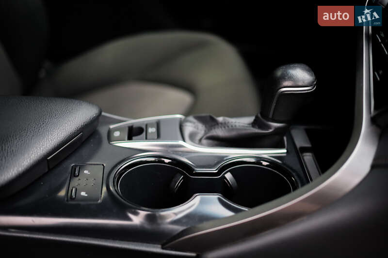 Седан Toyota Camry 2020 в Ужгороді