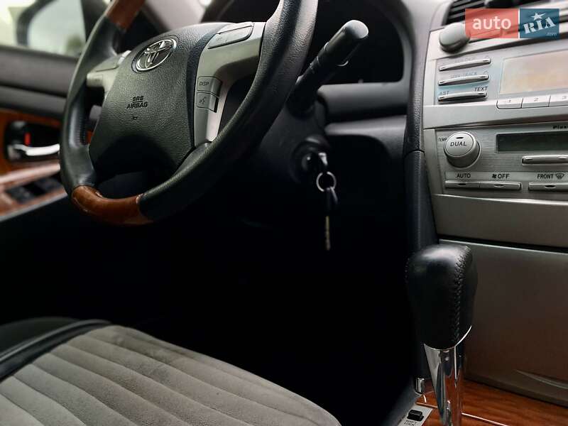 Седан Toyota Camry 2010 в Хмельницком