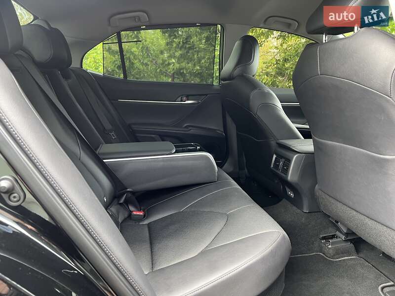 Седан Toyota Camry 2023 в Виннице