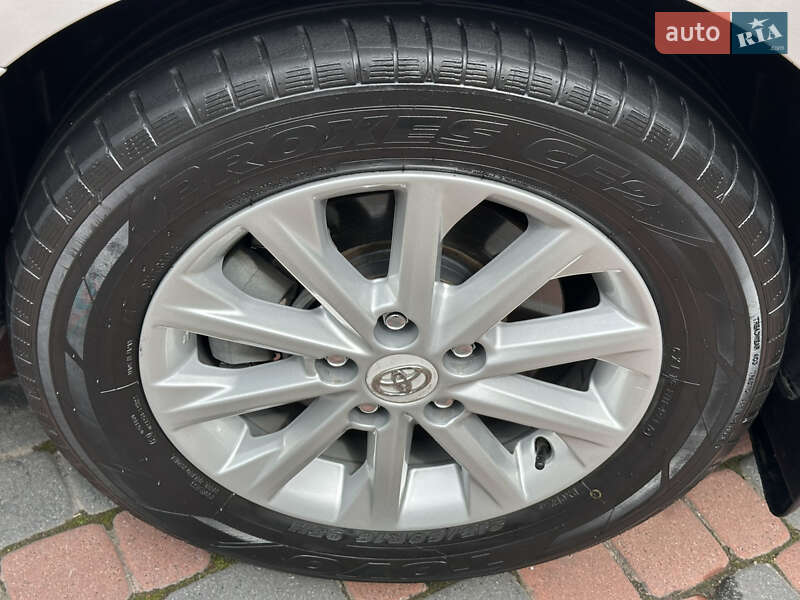 Седан Toyota Camry 2011 в Івано-Франківську