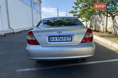Седан Toyota Camry 2004 в 