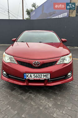 Седан Toyota Camry 2013 в Киеве