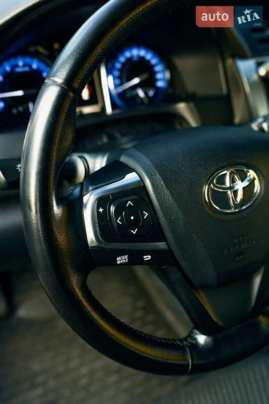 Седан Toyota Camry 2014 в Дніпрі