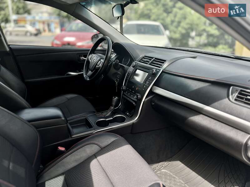 Седан Toyota Camry 2016 в Киеве