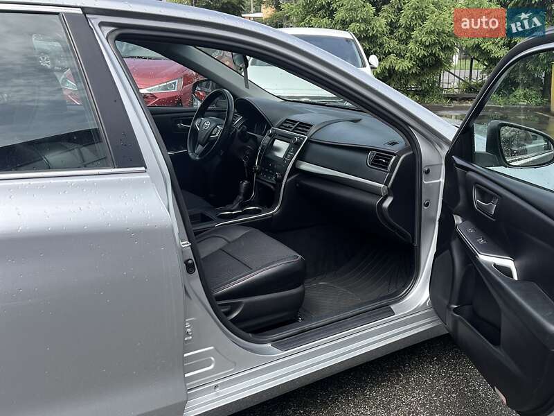 Седан Toyota Camry 2016 в Киеве