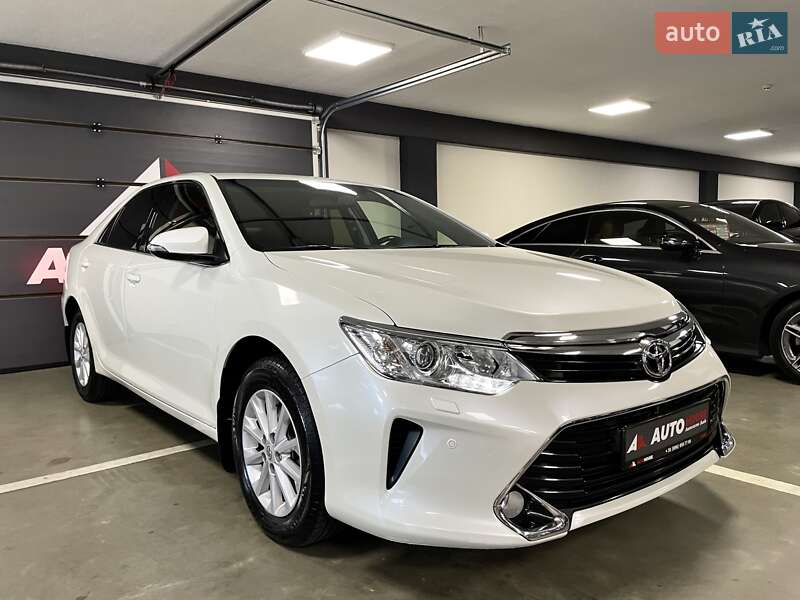 Седан Toyota Camry 2017 в Львові