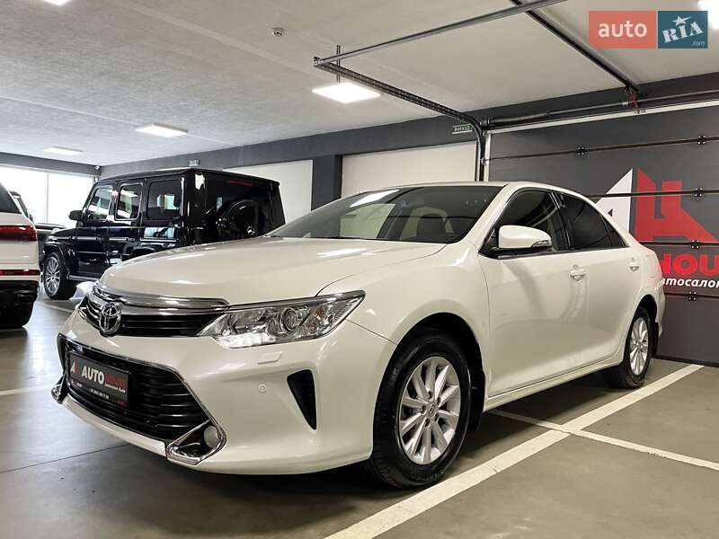 Седан Toyota Camry 2017 в Львові