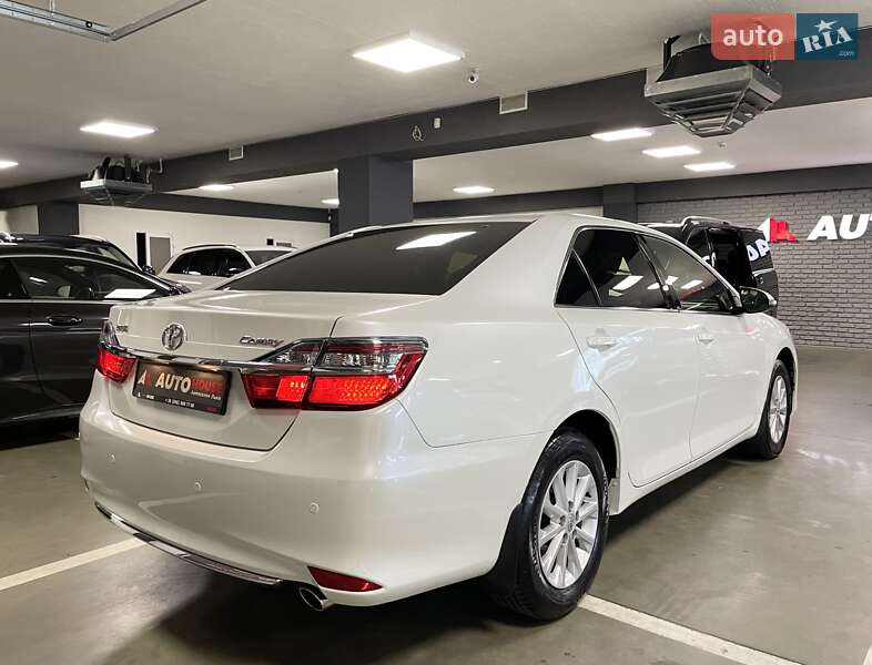 Седан Toyota Camry 2017 в Львові