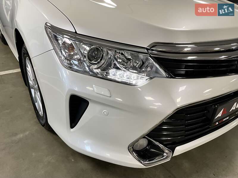 Седан Toyota Camry 2017 в Львові