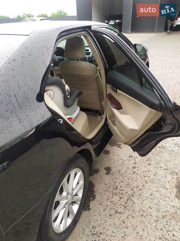 Седан Toyota Camry 2012 в Киеве