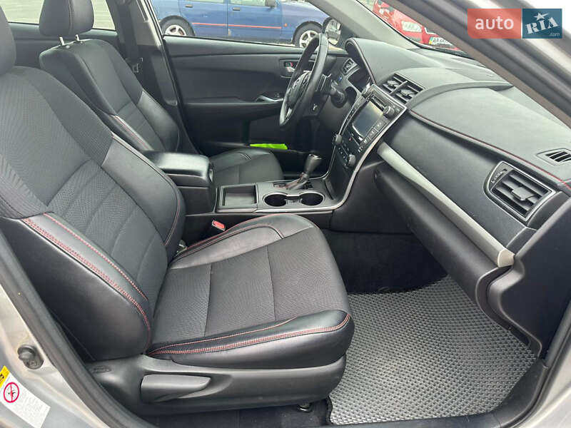 Седан Toyota Camry 2016 в Киеве