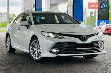 Седан Toyota Camry 2018 в Киеве