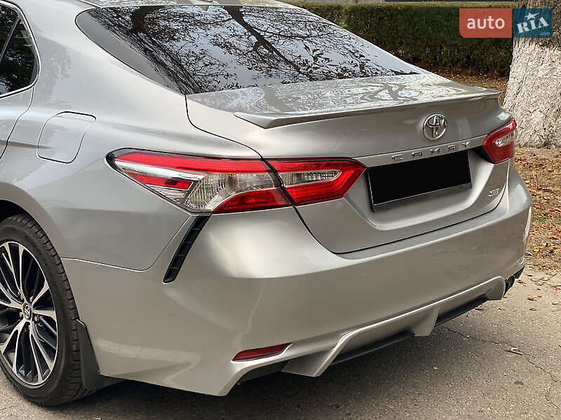 Седан Toyota Camry 2019 в Киеве