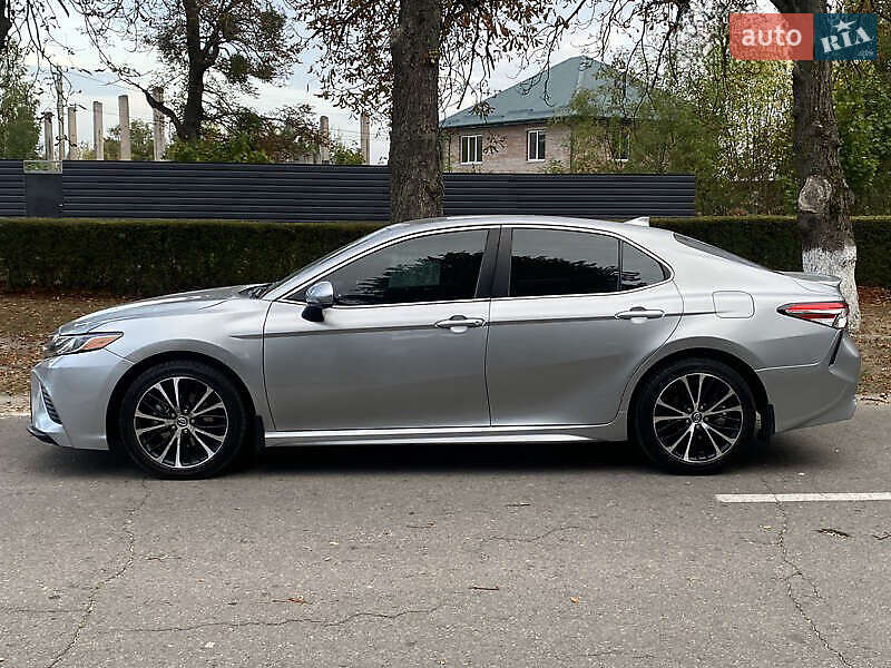 Седан Toyota Camry 2019 в Киеве