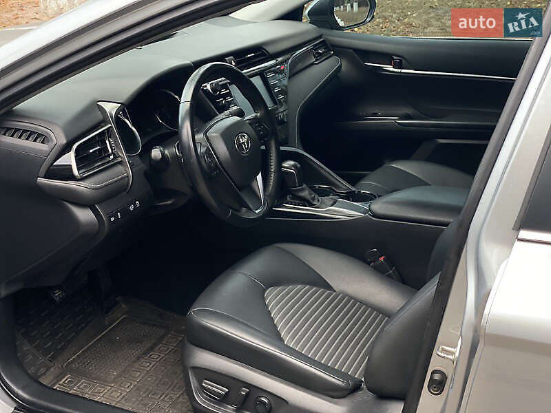 Седан Toyota Camry 2019 в Киеве