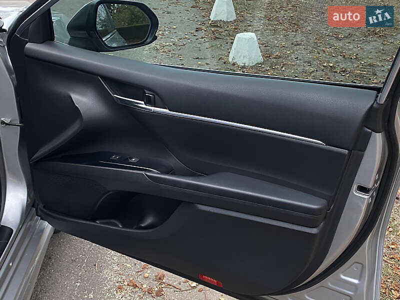 Седан Toyota Camry 2019 в Киеве