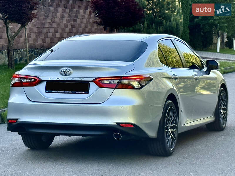 Седан Toyota Camry 2021 в Рівному