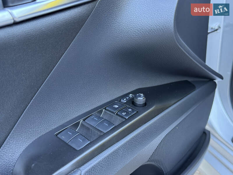 Седан Toyota Camry 2021 в Рівному