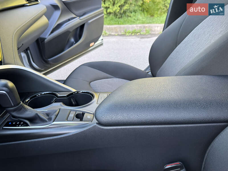 Седан Toyota Camry 2021 в Рівному