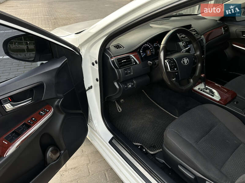 Седан Toyota Camry 2013 в Чернівцях