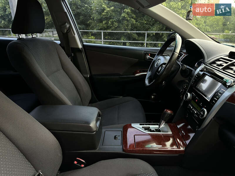 Седан Toyota Camry 2013 в Чернівцях