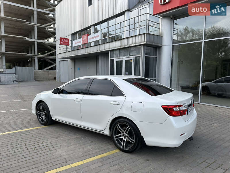 Седан Toyota Camry 2013 в Чернівцях