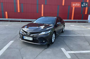 Седан Toyota Camry 2019 в Киеве