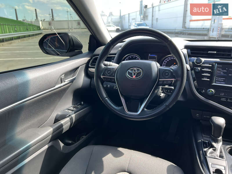 Седан Toyota Camry 2019 в Киеве