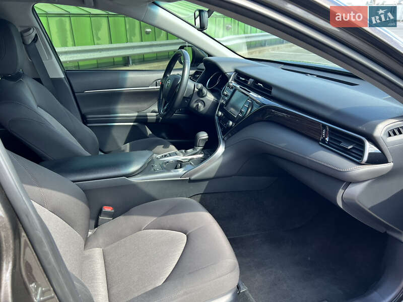 Седан Toyota Camry 2019 в Киеве