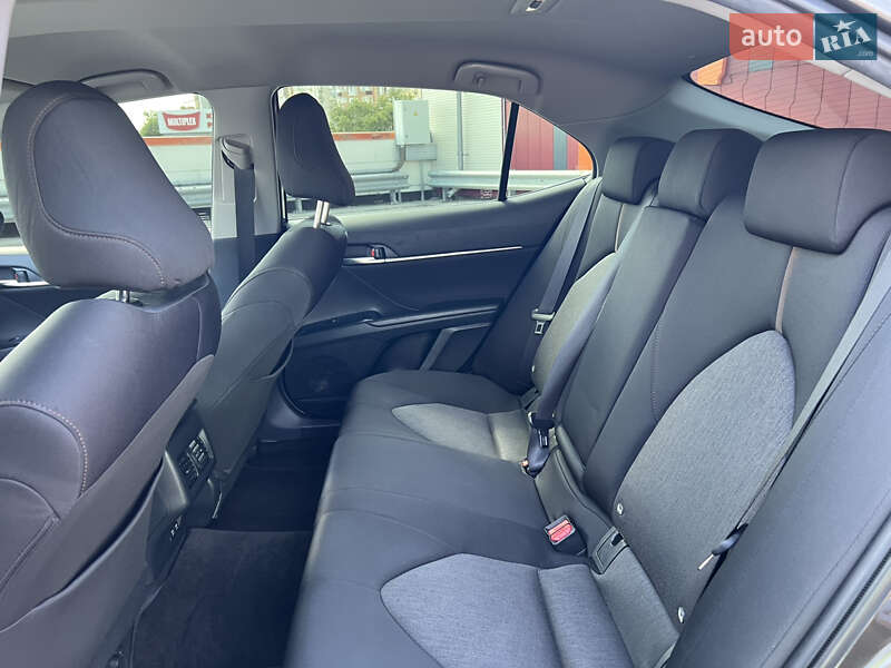 Седан Toyota Camry 2019 в Киеве